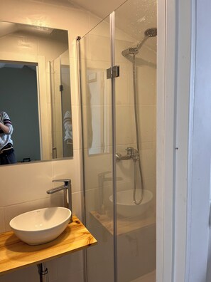 Shower, hair dryer, towels, soap - Casa Josefa (Lisboa)
