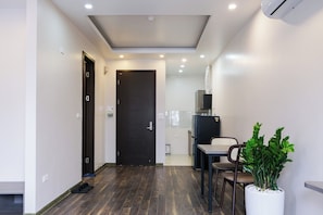 Deluxe Double Room, City View | In-room dining - Hanoi Bliss Ba Dinh (Hanoi)