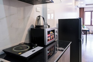 Deluxe Double Room, City View | Private kitchen | Fridge, electric kettle, cookware/dishes/utensils - Hanoi Bliss Ba Dinh (Hanoi)