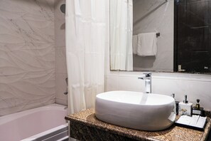 Habitación doble Deluxe, vista a la ciudad | Baño | Amenidades de baño gratuitas, secadora de cabello, pantuflas, toallas 