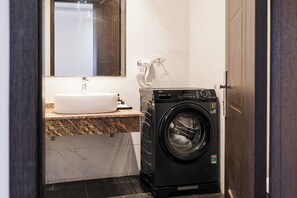 Chambre Double Deluxe, vue ville | Salle de bain | Articles de toilette gratuits, sèche-cheveux, chaussons