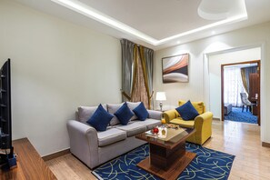 Habitación junior | Zona de estar | Una televisión