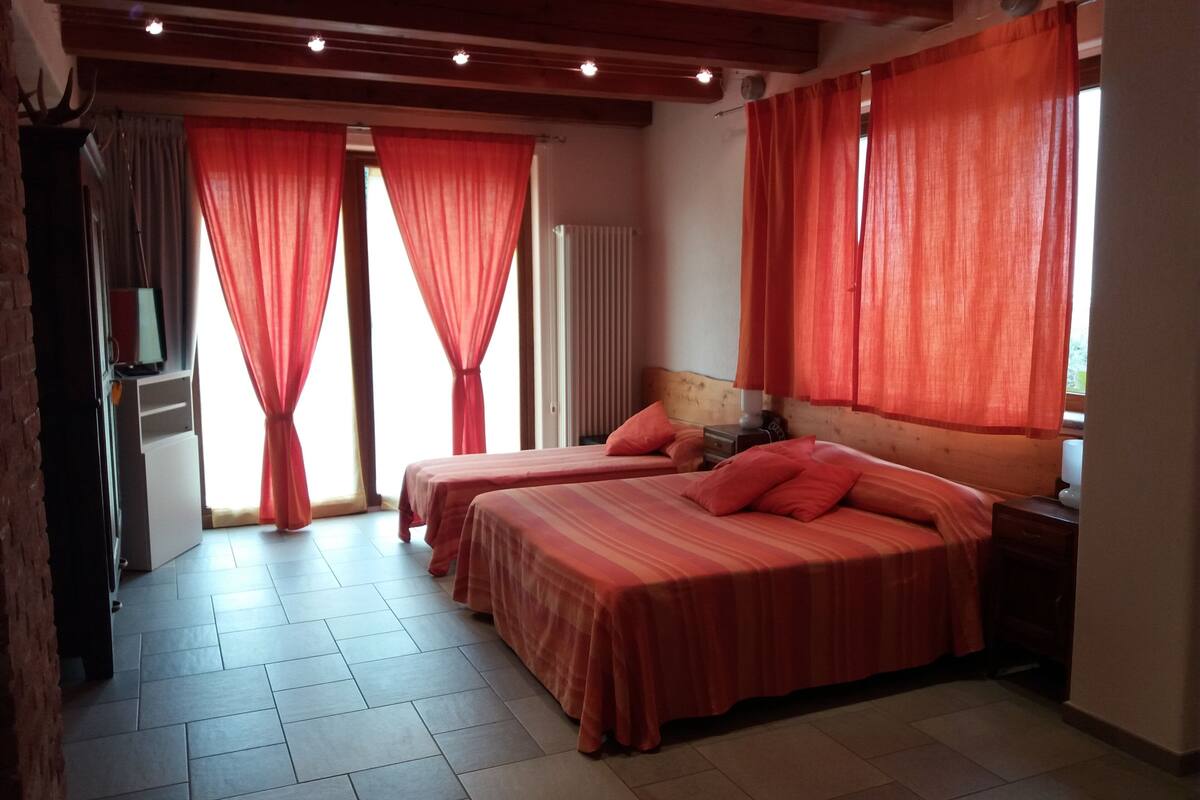 Camera Comfort con letto matrimoniale o 2 letti singoli, balcone, vista cortile | Una scrivania