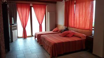 Comfort-Doppel- oder -Zweibettzimmer, Balkon, Blick auf den Innenhof | Schreibtisch