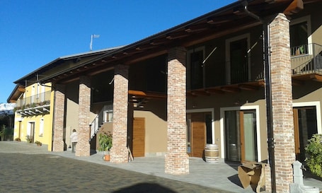 Vista frontal de la propiedad