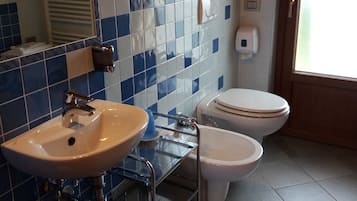 Handtücher, Seife, Shampoo, Toilettenpapier