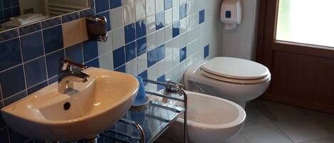 Towels, soap, shampoo, toilet paper