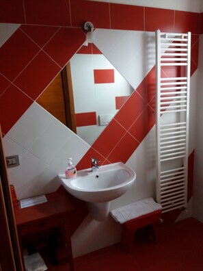 Comfort Single Room, Balcony, Courtyard View | Bathroom | Towels, soap, shampoo, toilet paper - Fior di campo  (Dronero)