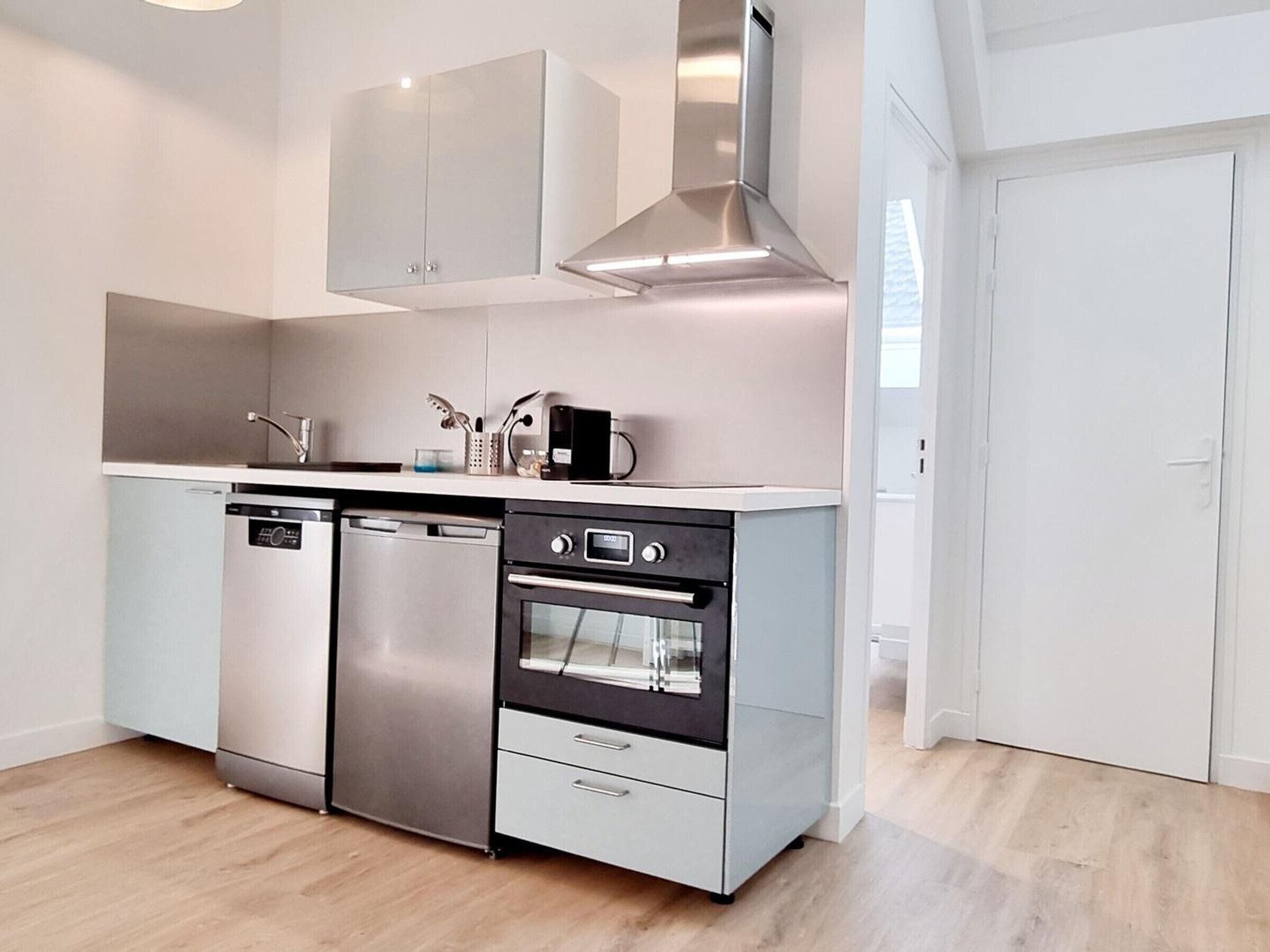 Fridge, microwave, dishwasher, coffee/tea maker