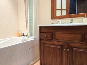Bathroom - Charming cottage in Montainville with garden, terrace and TV (Montainville)
