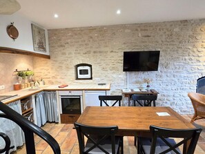 Dining - Charming cottage in Montainville with garden, terrace and TV (Montainville)