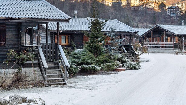 A wooden cabin with a tiled roof, a staircase, and a snow-covered ground. - Chalet 'Orserose I Masenin' with Mountain View, Shared Terrace and Wi-Fi (Forno di Zoldo BL)