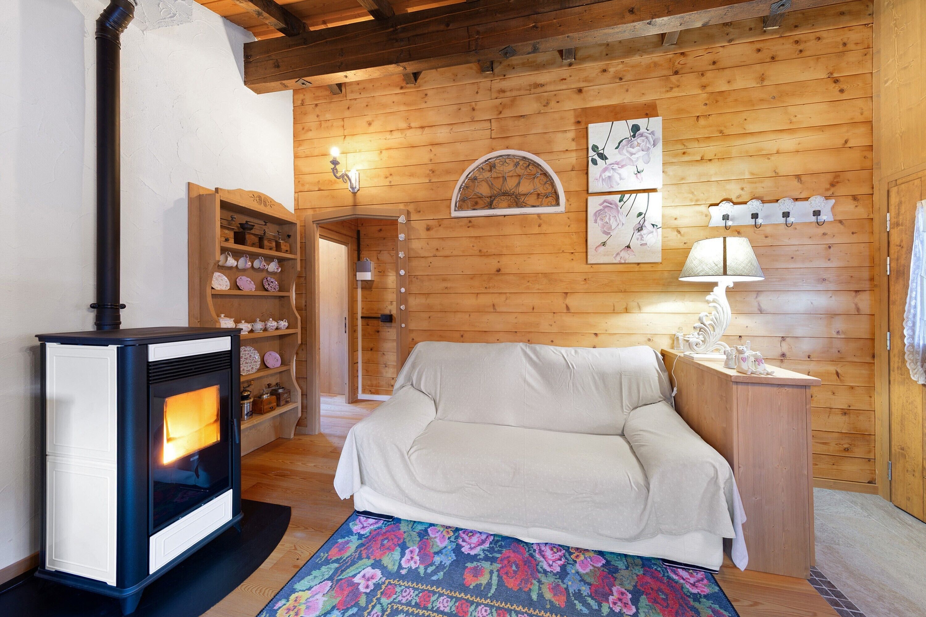 Een televisie, een dvd-speler en een stereo