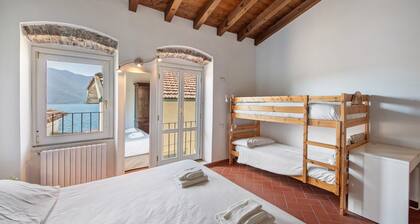 Apartment 'Il Giardino Segreto' with Lake View, Private Terrace and Wi-Fi