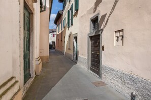 Property grounds - Apartment 'Il Giardino Segreto' with Lake View, Private Terrace and Wi-Fi (Sulzano)