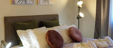 Standard Room, 1 Queen Bed, Non Smoking | 1 bedroom, free WiFi
