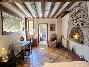 4 bedrooms, free WiFi - Medieval inn in Houdan with enclosed garden, pets allowed, WiFi and secure parking (Houdan)