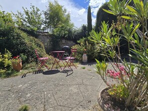 Outdoor dining - Medieval inn in Houdan with enclosed garden, pets allowed, WiFi and secure parking (Houdan)