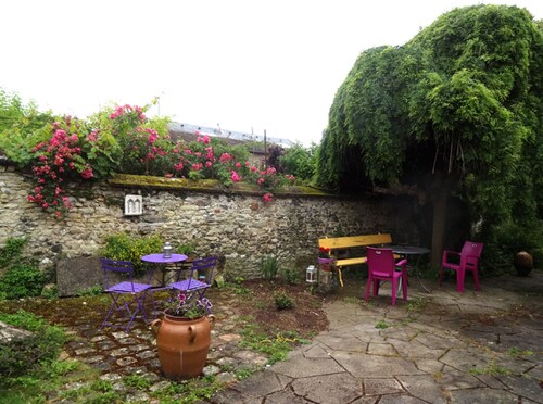 Auberge médiévale à Houdan avec jardin clos, animaux acceptés, WiFi et parking sécurisé