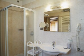 Shower, hair dryer, towels - Apartment '1' with Mountain View, Shared Garden and Wi-Fi (Ortisei)