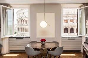 Dining - Elegant apartment with Colosseum views in Rione Monti (Roma)