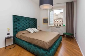 2 bedrooms, in-room safe, desk, iron/ironing board - Elegant apartment with Colosseum views in Rione Monti (Roma)