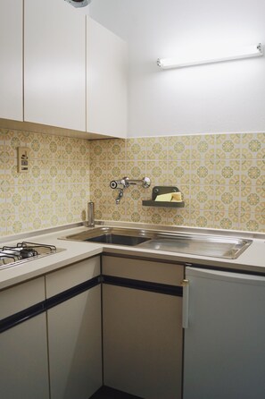 Réfrigérateur, micro-ondes, plaque de cuisson, cafetière/bouilloire