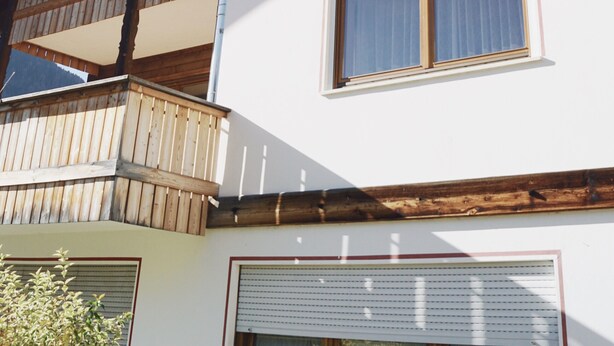Un edificio con un balcone e una finestra.