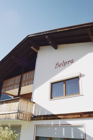 Un bâtiment doté d’un balcon et d’une fenêtre.