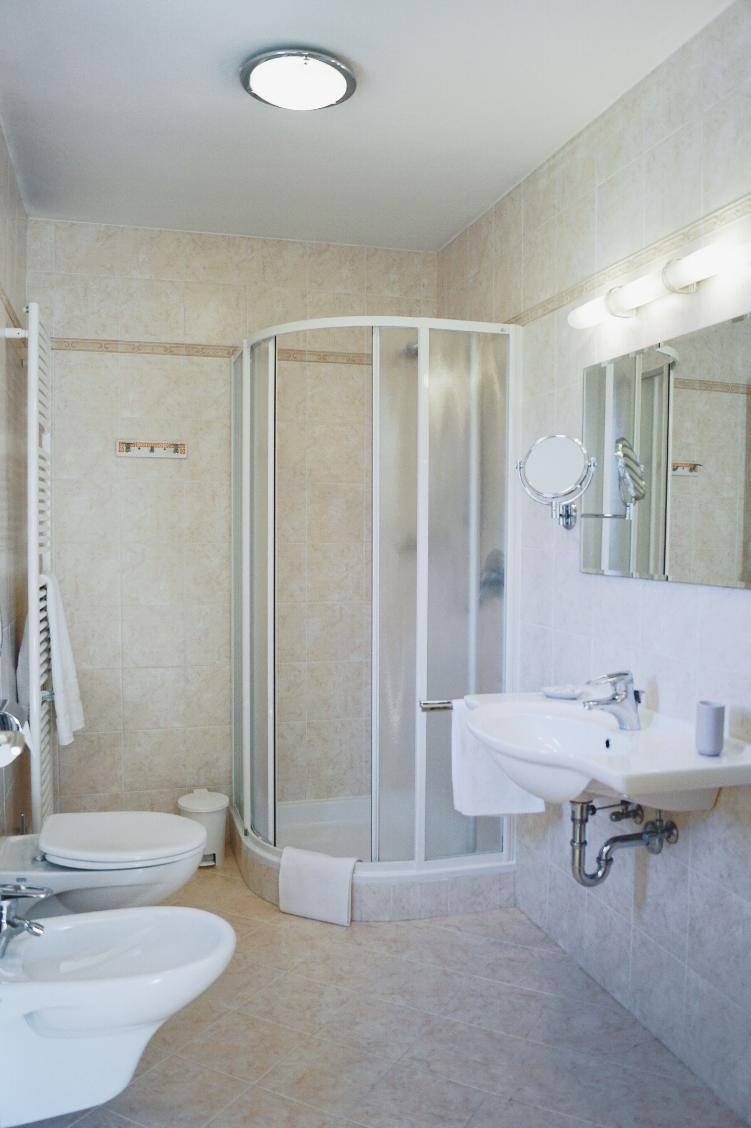 Een douche, een haardroger, handdoeken
