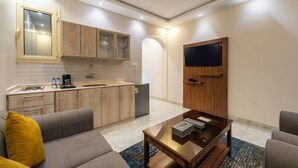 Family Suite | Egyptian cotton sheets, premium bedding, minibar, soundproofing - Al Qasr Hotel Suites - Al Iskan District (Khamis Mushait)