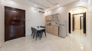 Family Suite | Living area | 50-inch TV with digital channels - Al Qasr Hotel Suites - Al Iskan District (Khamis Mushait)