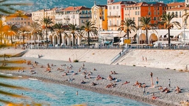 A beach with people sunbathing and swimming, a promenade with buildings, and palm trees. - NICE 130m2 Terrace with PANORAMIC VIEW, Swimming Pool, Free Parking, A/C, WIFI (Nice)