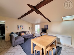 TV - Charming cottage with WIFI near Paris (Mareil-Marly)