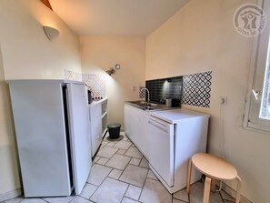Fridge, dishwasher, coffee/tea maker