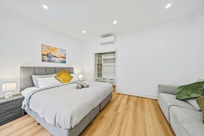 4 habitaciones, escritorio y tabla de planchar con plancha 