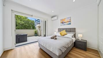 4 bedrooms, desk, iron/ironing board, travel crib