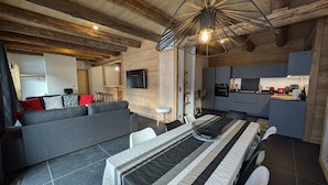 Un interior moderno con comedor, cocina y sala de estar.