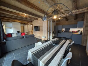 TV - Bright chalet in Arêches-Beaufort with terrace and equipped kitchen (Arêches-Beaufort)