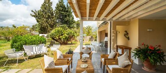 Holiday Home 'Casa Peppina Sulla Spiaggia' with Private Terrace, Wi-Fi and Air Conditioning