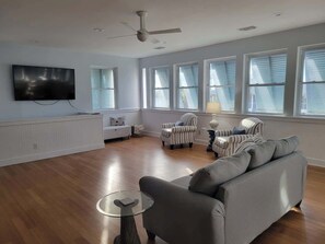 TV, offices - Large Home-Steps to beach-Very Private- sleeps 12 (Tybee Island)