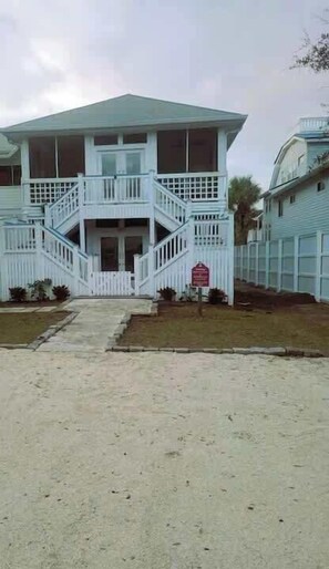 Exterior - Large Home-Steps to beach-Very Private- sleeps 12 (Tybee Island)