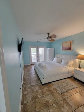 4 bedrooms, iron/ironing board, travel cot, WiFi - Large Home-Steps to beach-Very Private- sleeps 12 (Tybee Island)