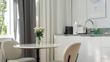 Apartment, 1 Bedroom, Garden View | Dining room