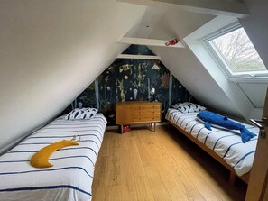 5 chambres, bureau, fer et planche à repasser, lit parapluie