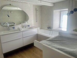 Douche, sèche-cheveux, serviettes fournies, savon