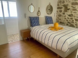 5 slaapkamers, een bureau, een strijkplank/strijkijzer, reisbedje