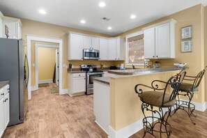 Fridge, microwave, oven, stovetop - Your Ideal Getaway: 3 Bdrm Vacation Home Near Beach (North Myrtle Beach)