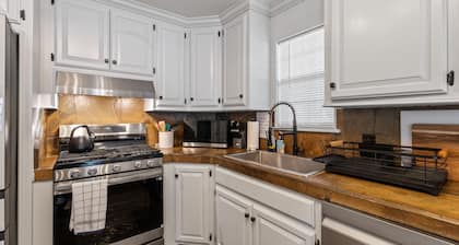 4000 sqft Lakefront View | Hot tub + Patio #NH