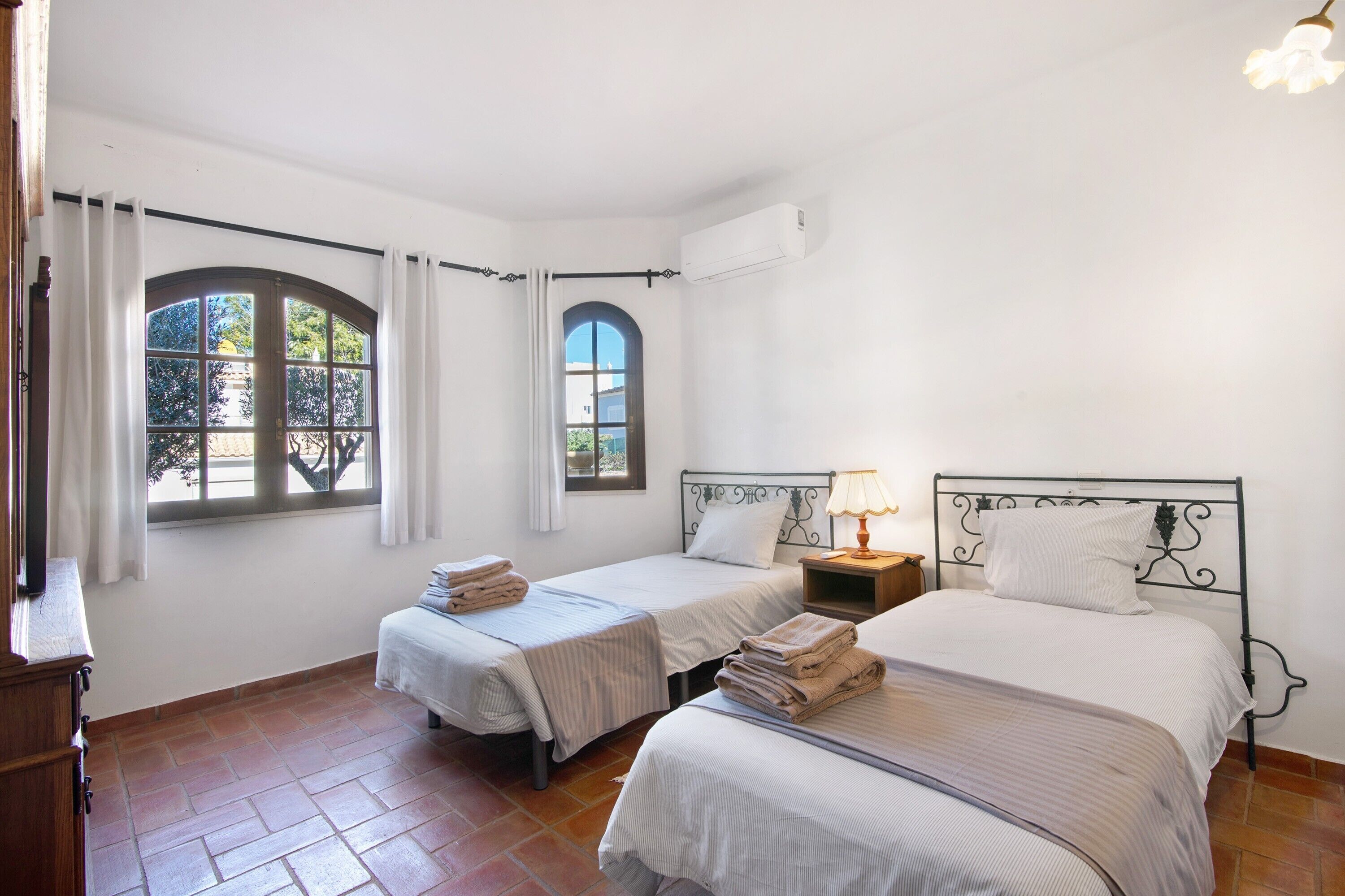 4 habitaciones, tabla de planchar con plancha y wifi gratis 